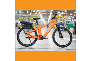The new igus:bike as an e-bike variant: it is made from 50 per cent recycled fishing nets and stands for sustainable and low-maintenance urban mobility.